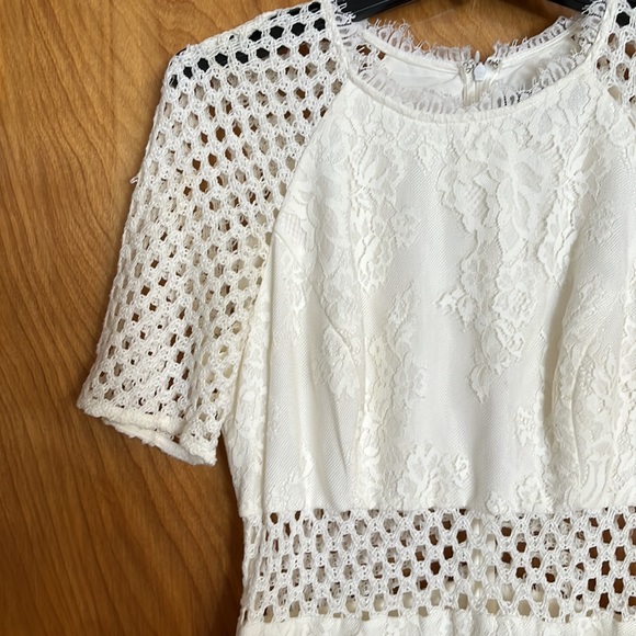 Beautiful lace and crochet dress - Picture 2 of 3